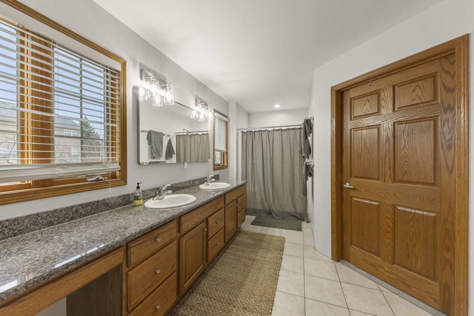 393 E 16th Place, Lombard, IL 60148