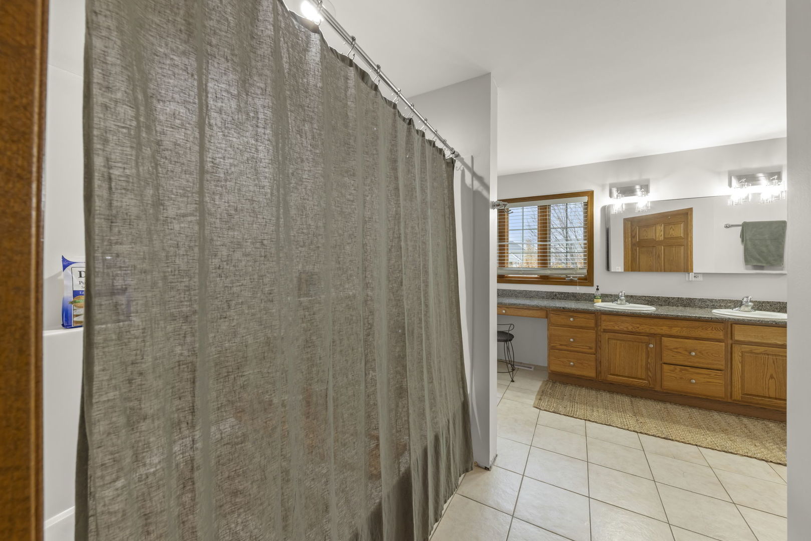 393 E 16th Place, Lombard, IL 60148