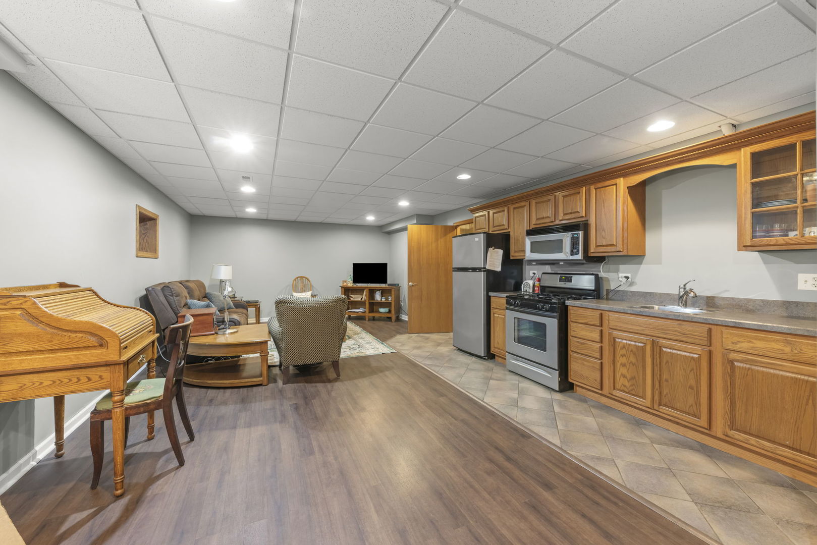 393 E 16th Place, Lombard, IL 60148