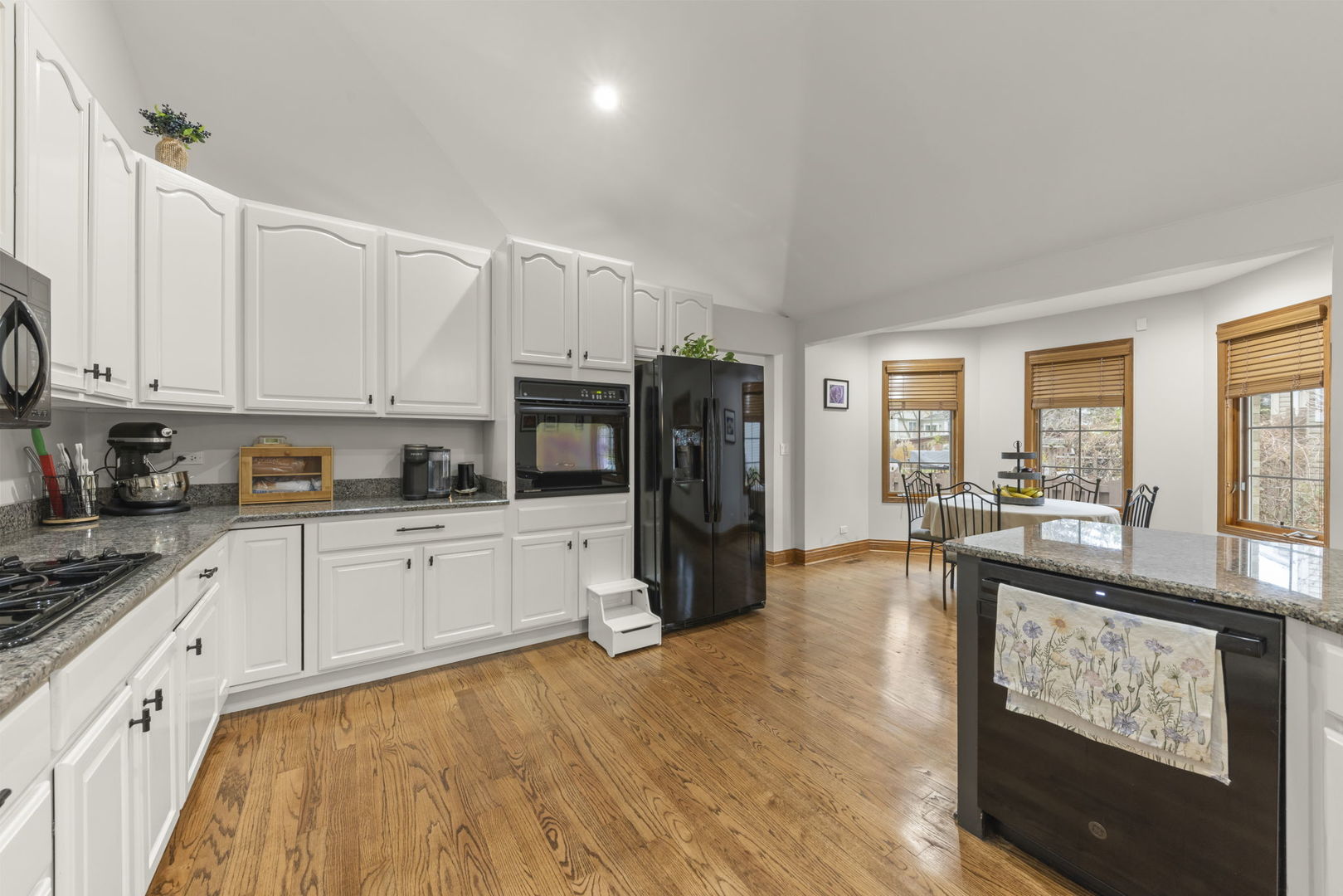 393 E 16th Place, Lombard, IL 60148