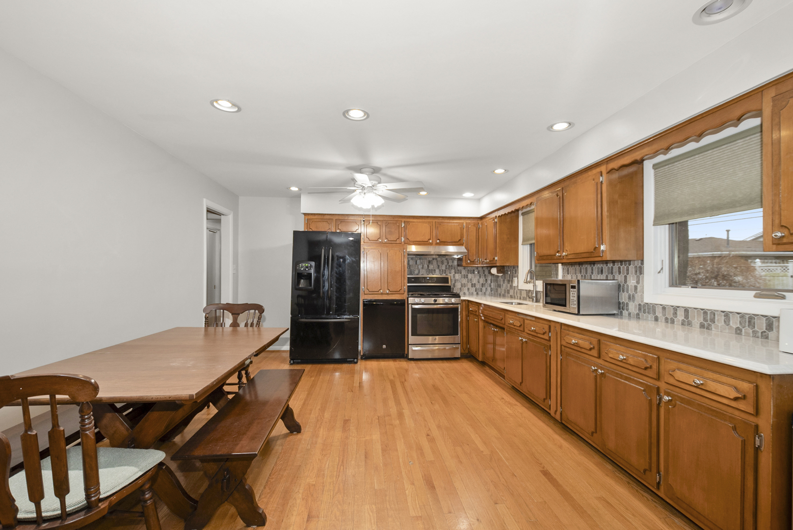 9137 S 88th Avenue, Hickory Hills, IL 60457