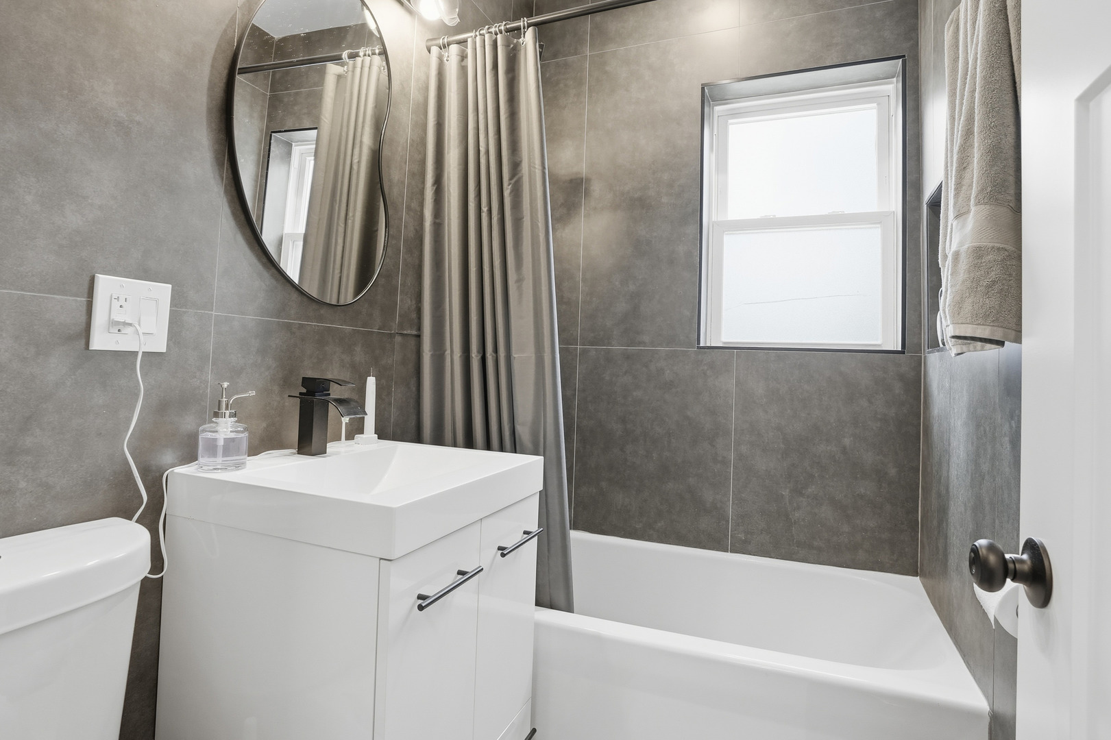 2212 E 70th Street #1B, Chicago, IL 60649