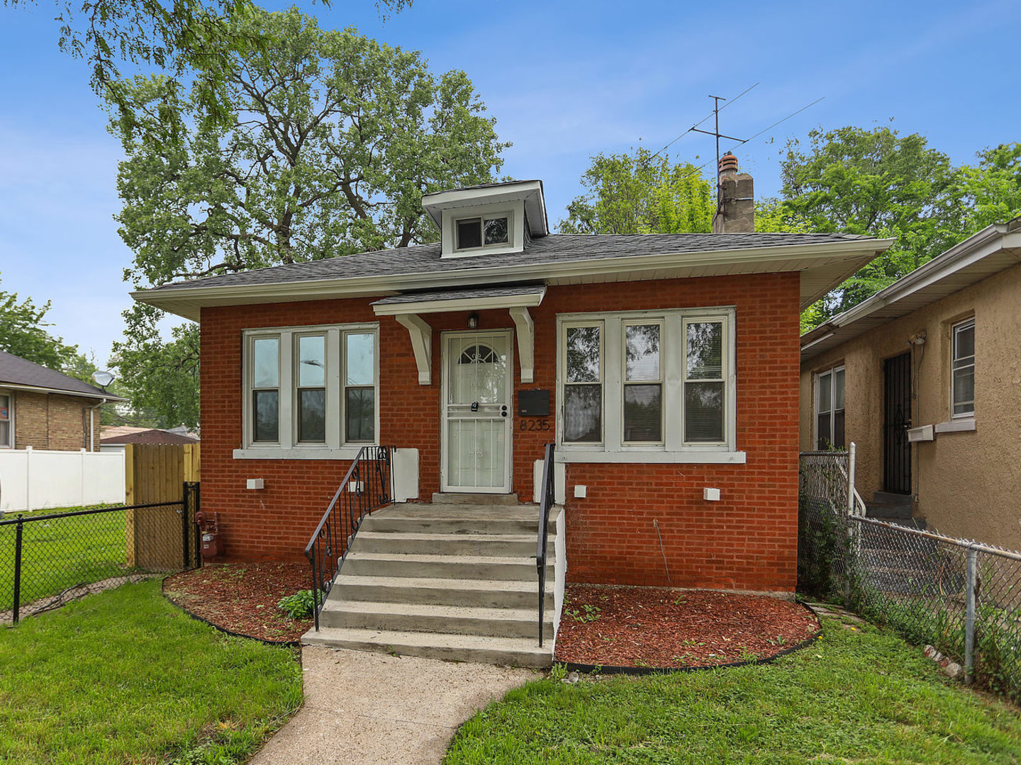 8235 S Woodlawn Avenue, Chicago, IL 60619