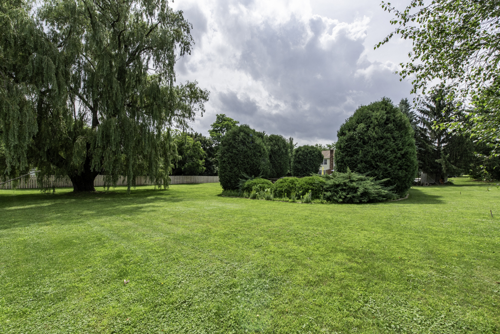 2102 W Hunters Lane, Spring Grove, IL 60081