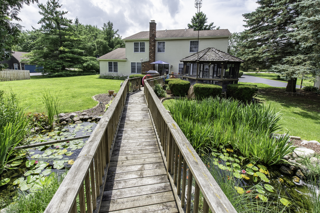 2102 W Hunters Lane, Spring Grove, IL 60081