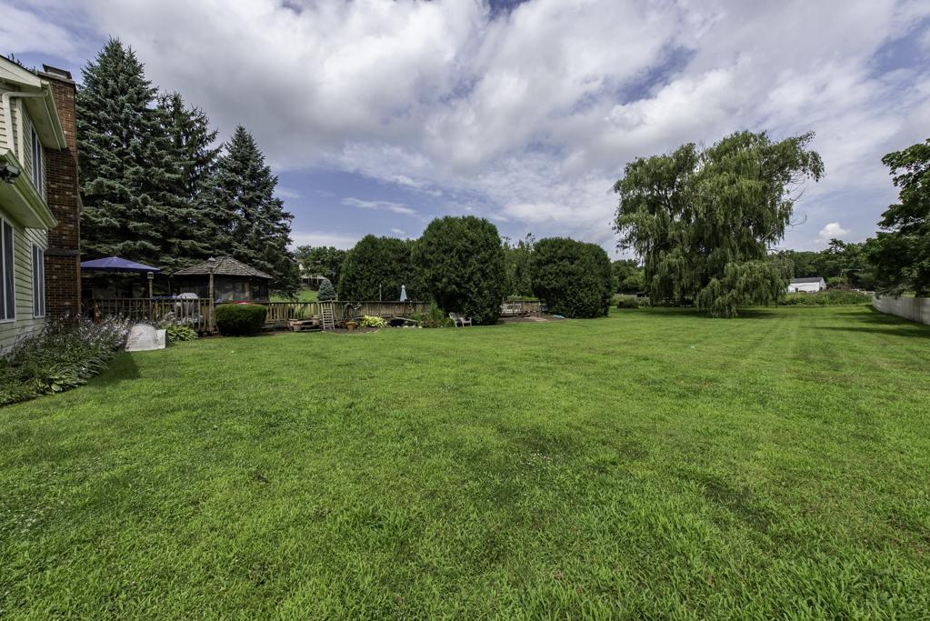2102 W Hunters Lane, Spring Grove, IL 60081