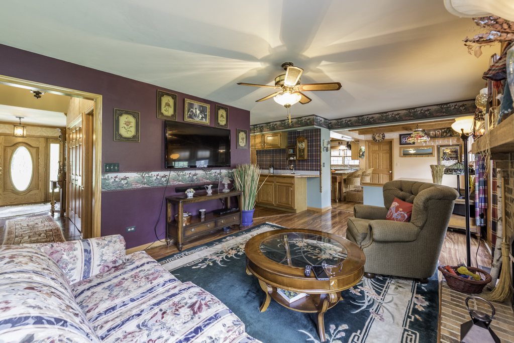 2102 W Hunters Lane, Spring Grove, IL 60081