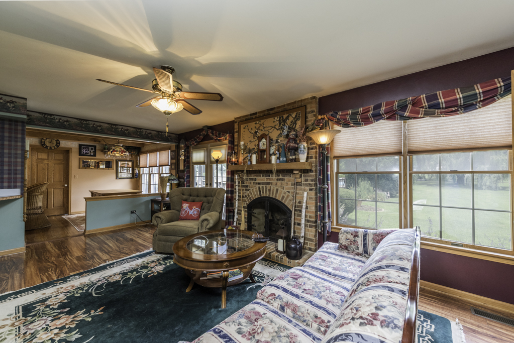 2102 W Hunters Lane, Spring Grove, IL 60081