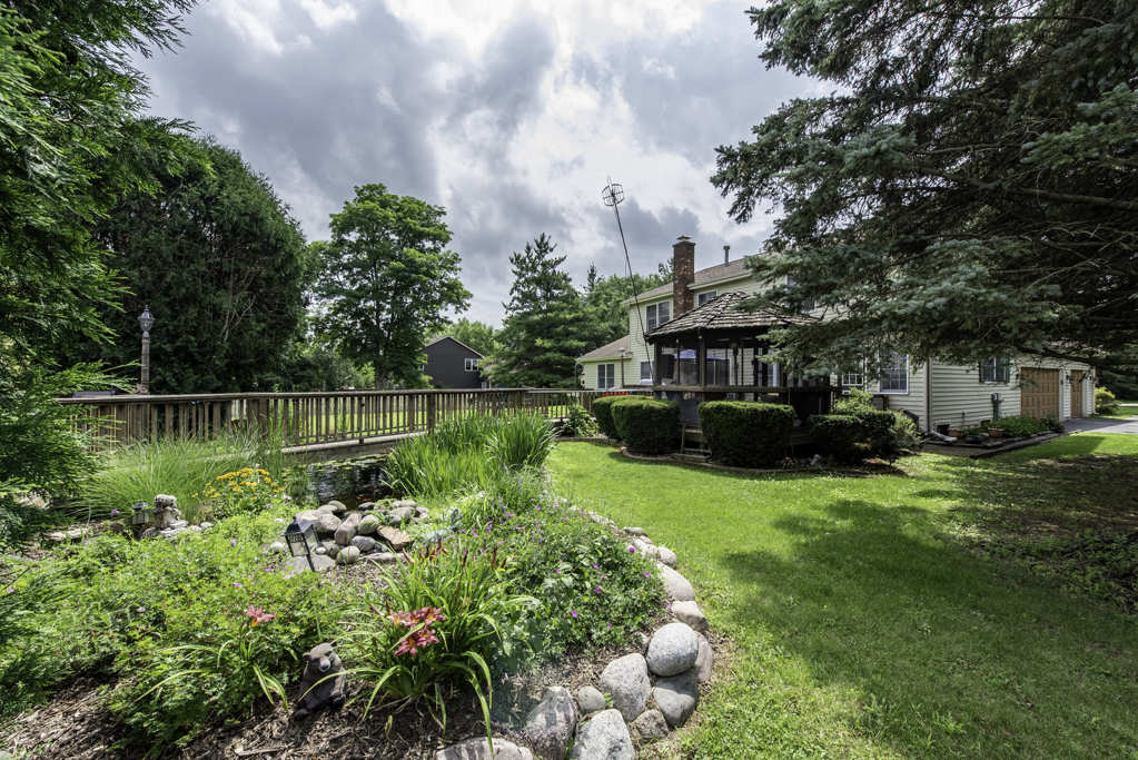 2102 W Hunters Lane, Spring Grove, IL 60081