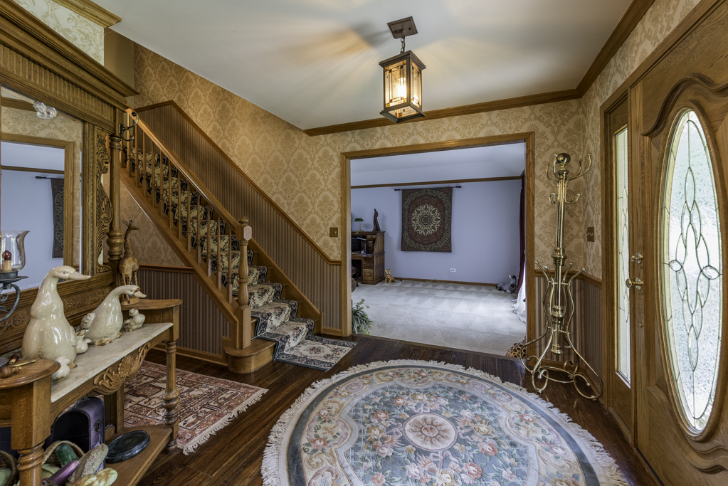 2102 W Hunters Lane, Spring Grove, IL 60081