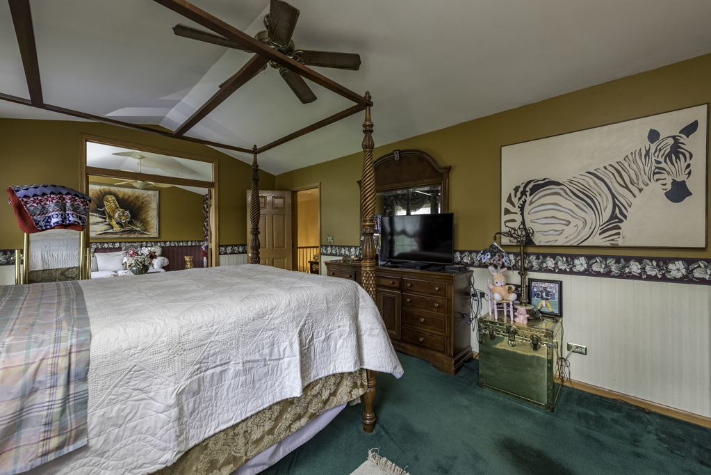 2102 W Hunters Lane, Spring Grove, IL 60081