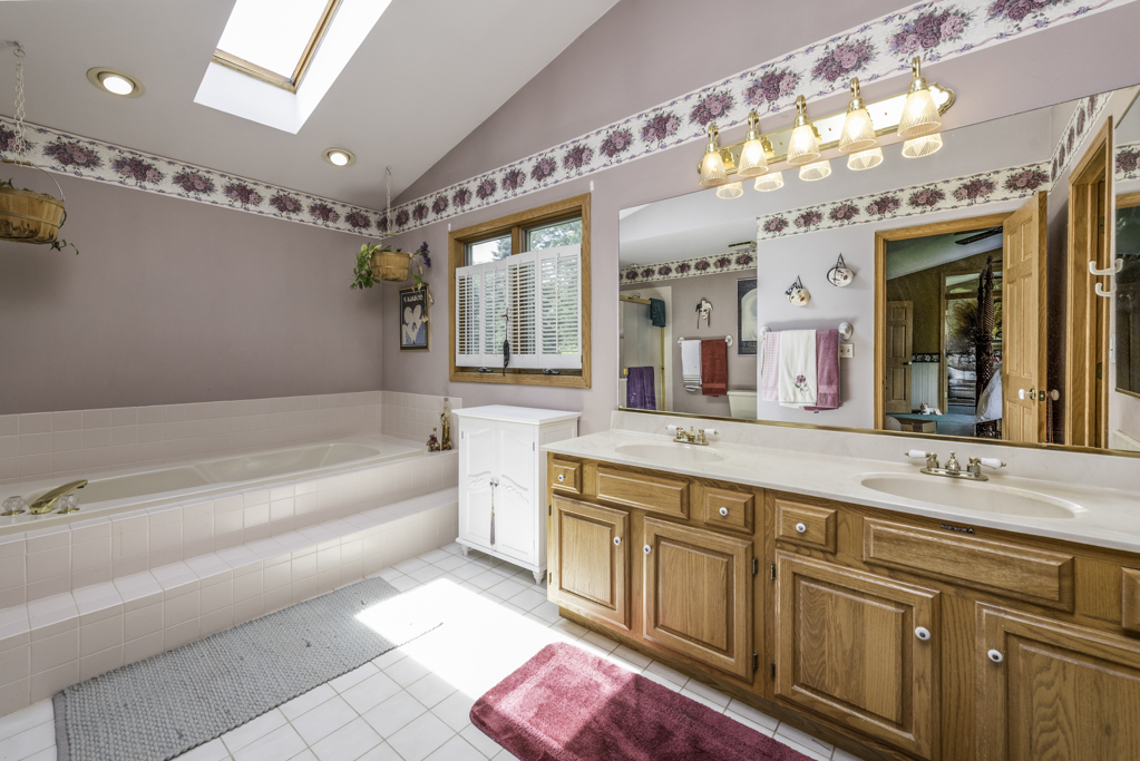 2102 W Hunters Lane, Spring Grove, IL 60081