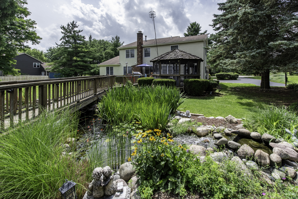 2102 W Hunters Lane, Spring Grove, IL 60081