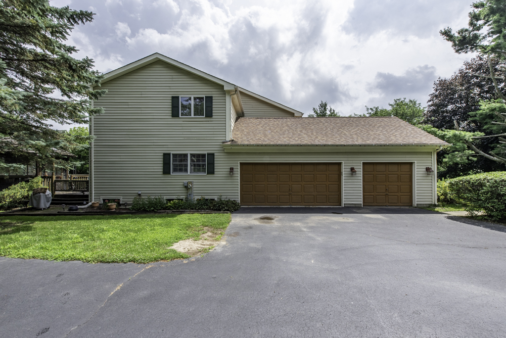 2102 W Hunters Lane, Spring Grove, IL 60081