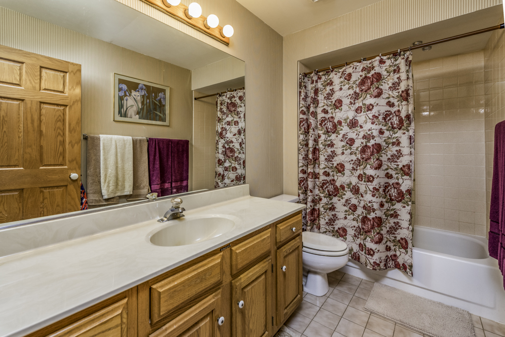 2102 W Hunters Lane, Spring Grove, IL 60081