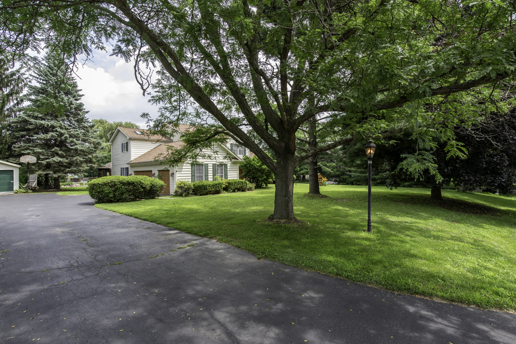 2102 W Hunters Lane, Spring Grove, IL 60081