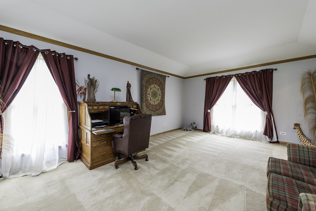 2102 W Hunters Lane, Spring Grove, IL 60081