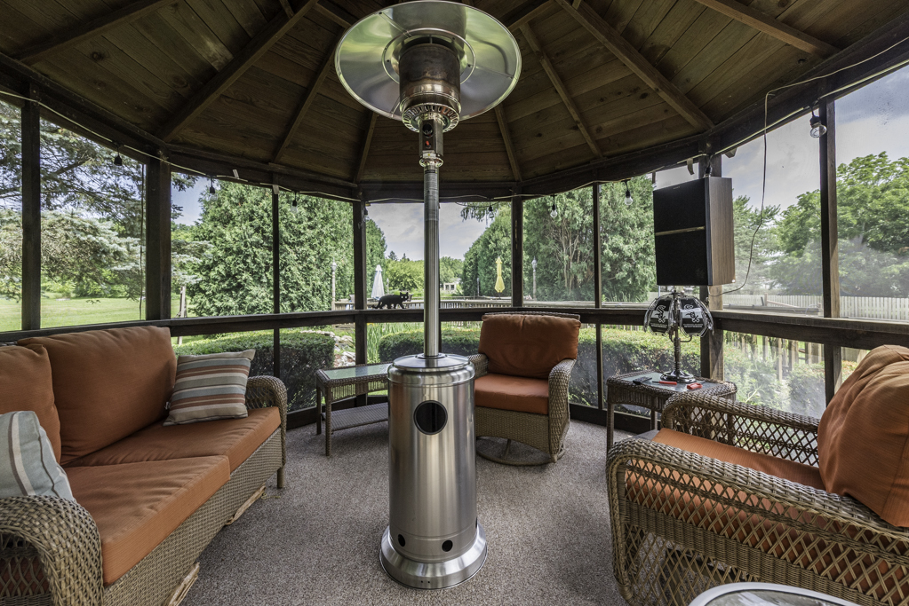 2102 W Hunters Lane, Spring Grove, IL 60081