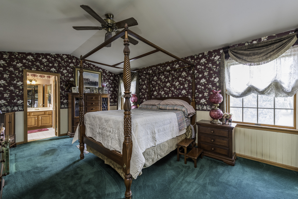 2102 W Hunters Lane, Spring Grove, IL 60081