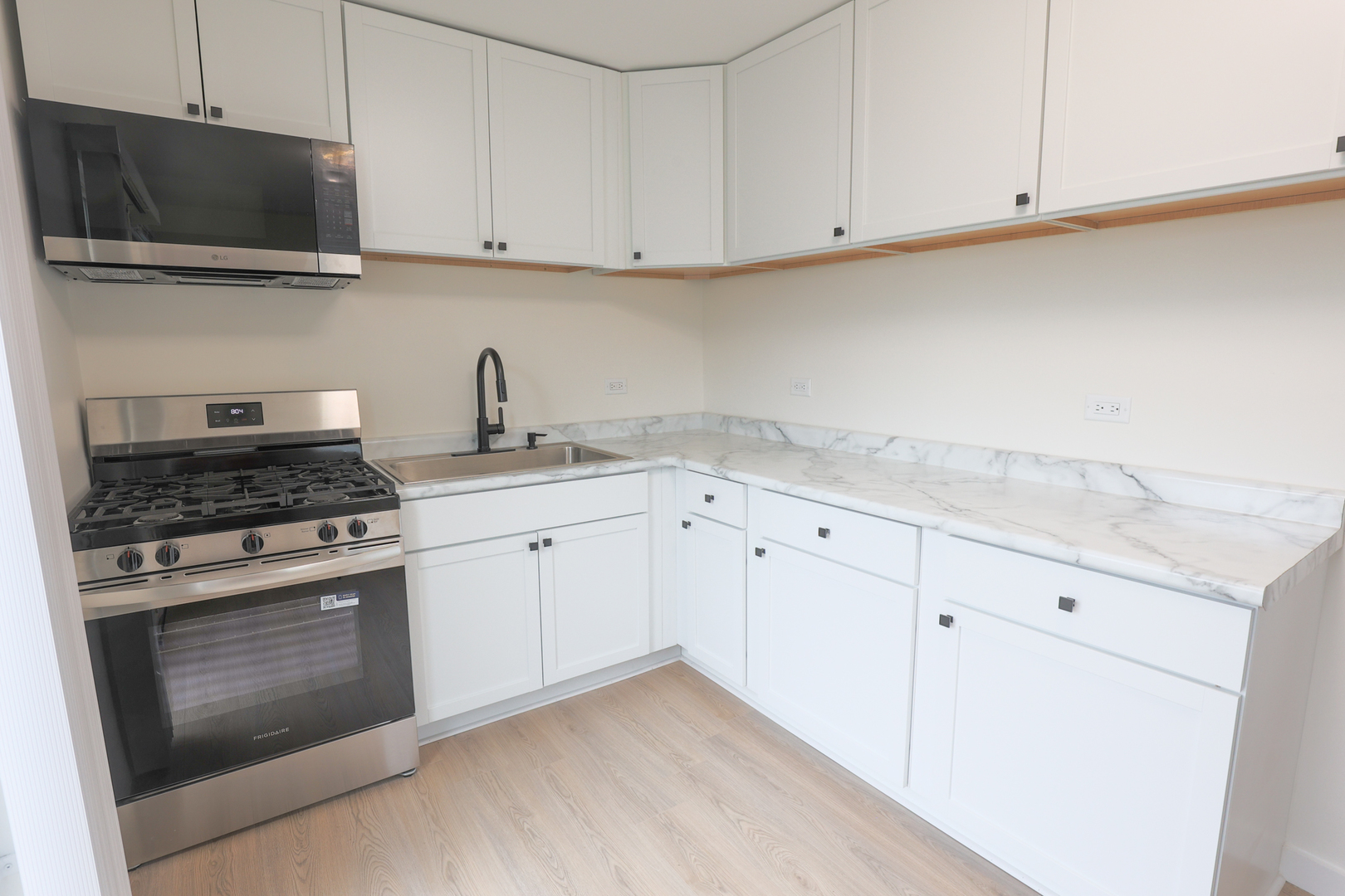 2820 N Elmwood Avenue, Waukegan, IL 60087