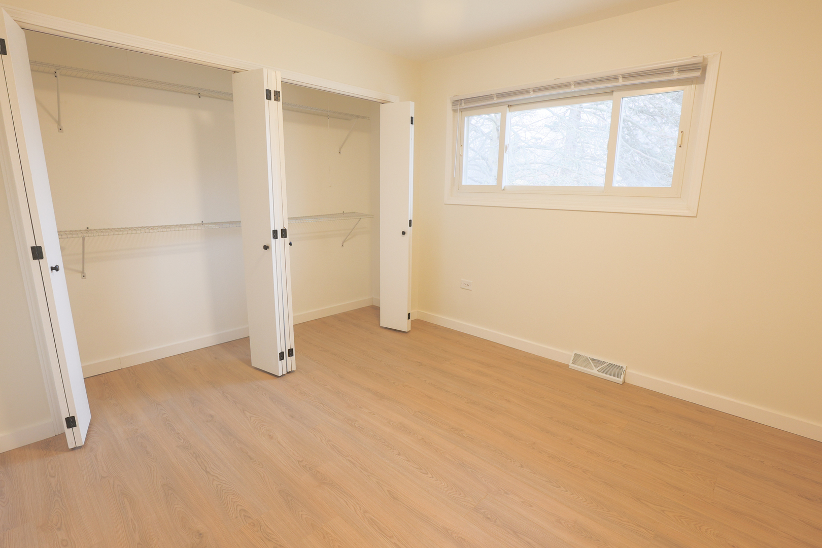 2820 N Elmwood Avenue, Waukegan, IL 60087