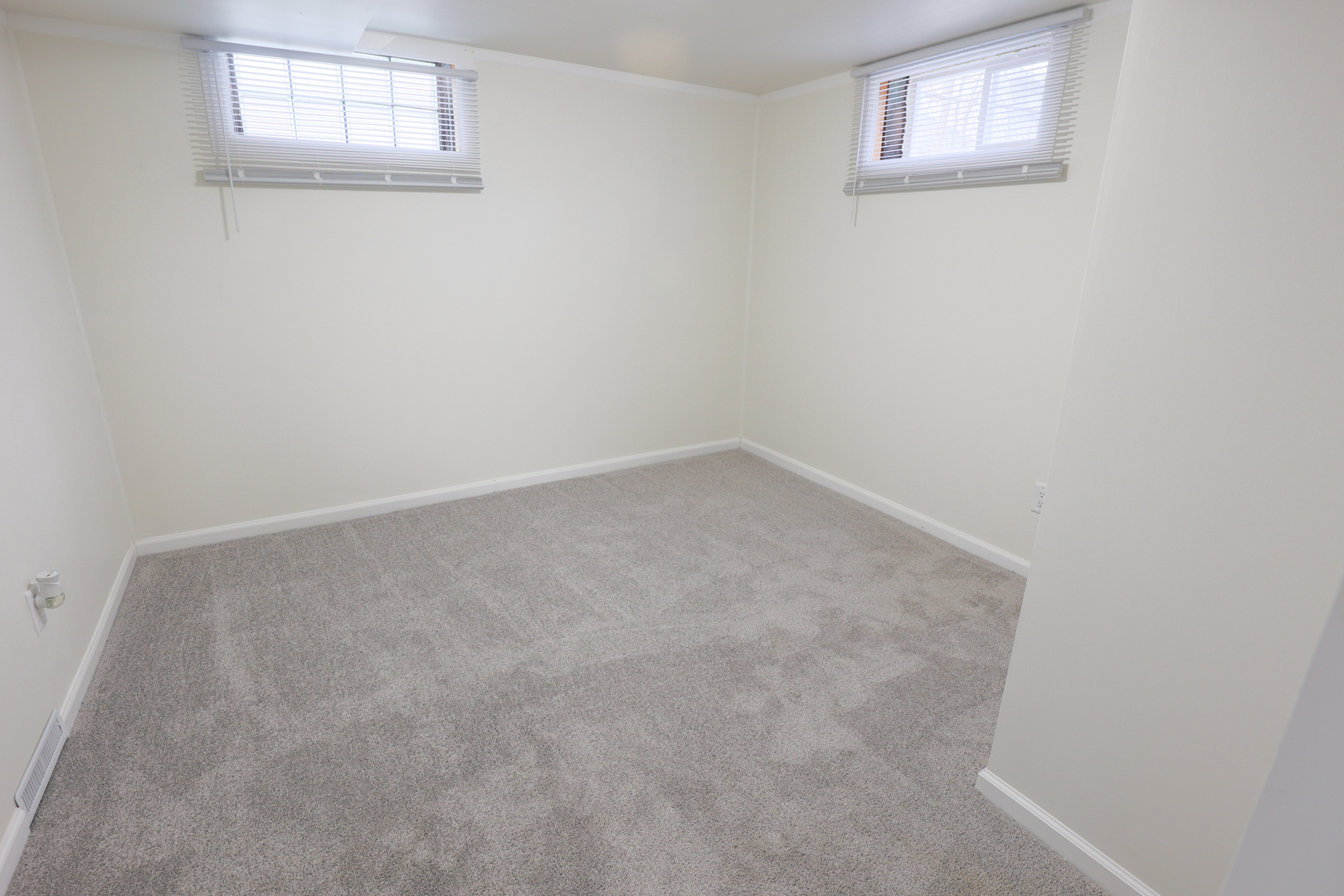 2820 N Elmwood Avenue, Waukegan, IL 60087