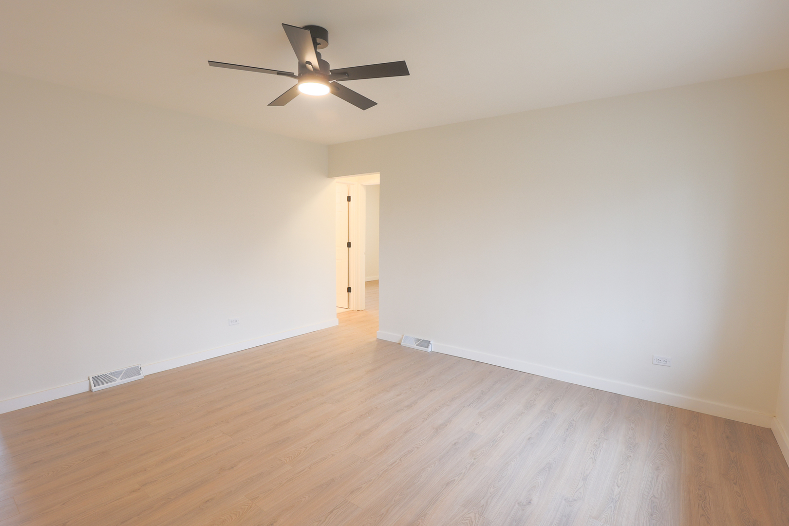 2820 N Elmwood Avenue, Waukegan, IL 60087