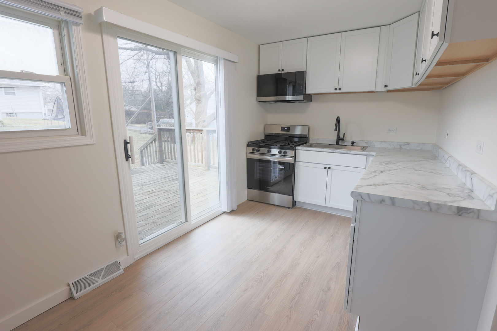 2820 N Elmwood Avenue, Waukegan, IL 60087