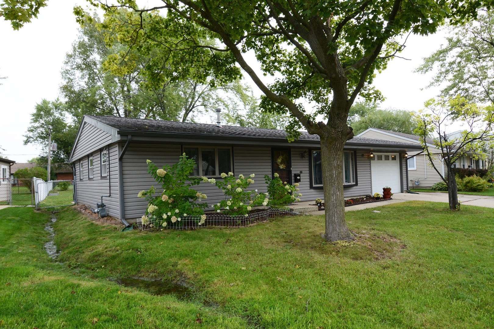 27 Hawthorne Lane, Streamwood, IL 60107