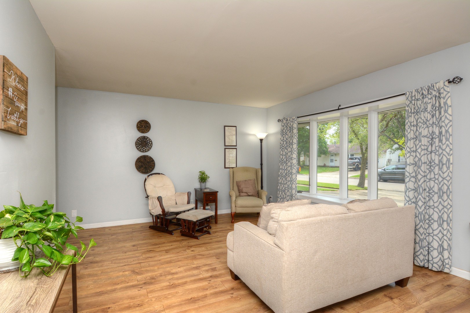 27 Hawthorne Lane, Streamwood, IL 60107