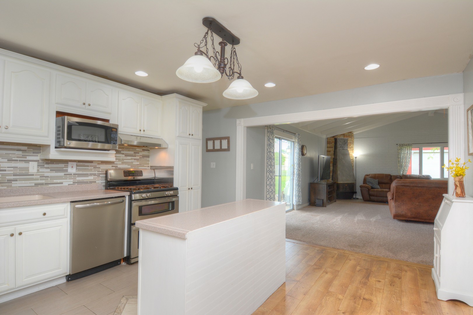 27 Hawthorne Lane, Streamwood, IL 60107