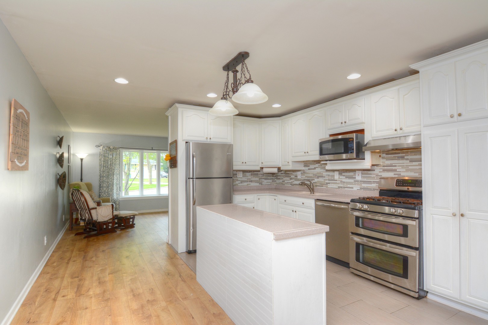 27 Hawthorne Lane, Streamwood, IL 60107