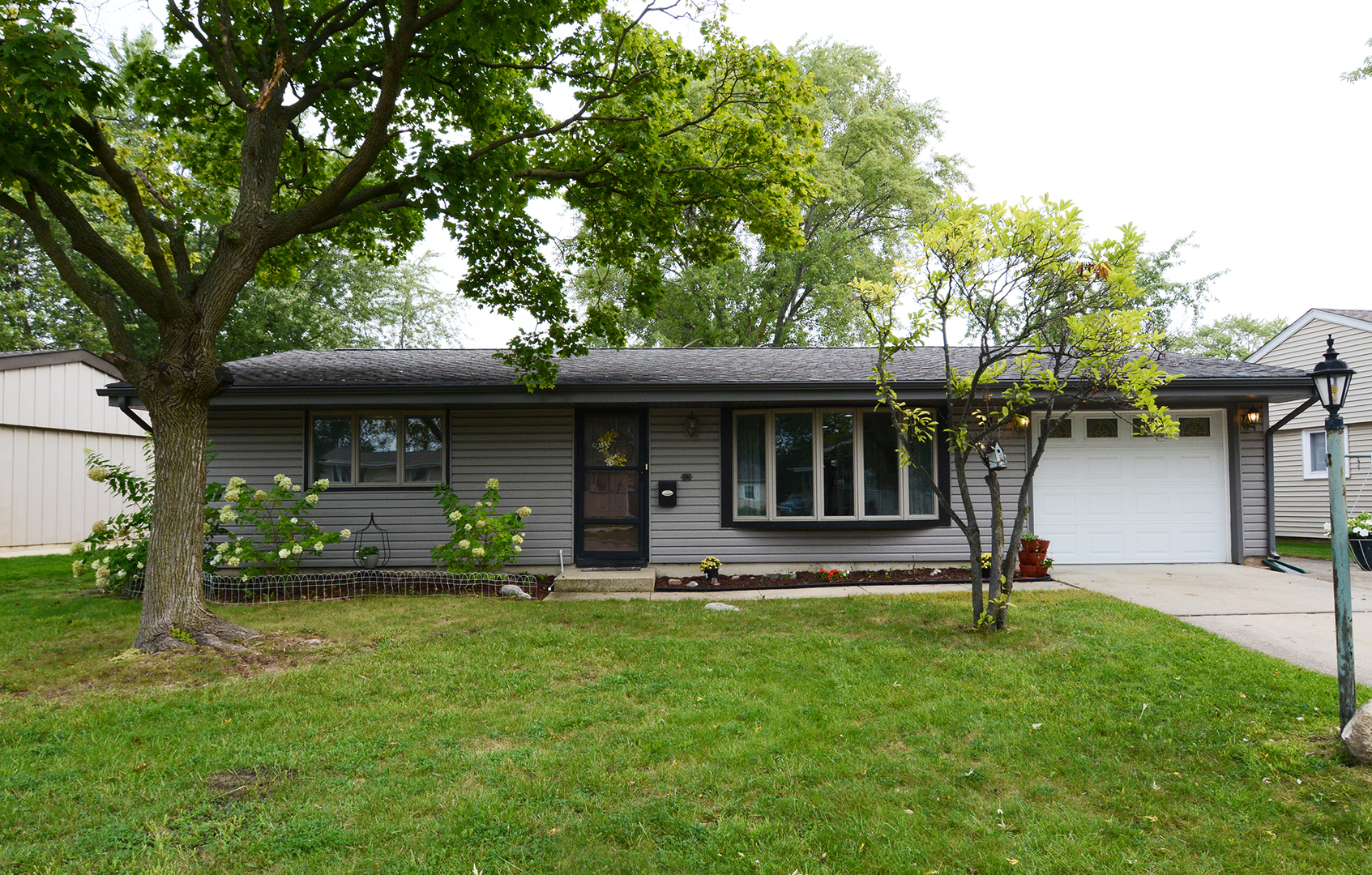 27 Hawthorne Lane, Streamwood, IL 60107