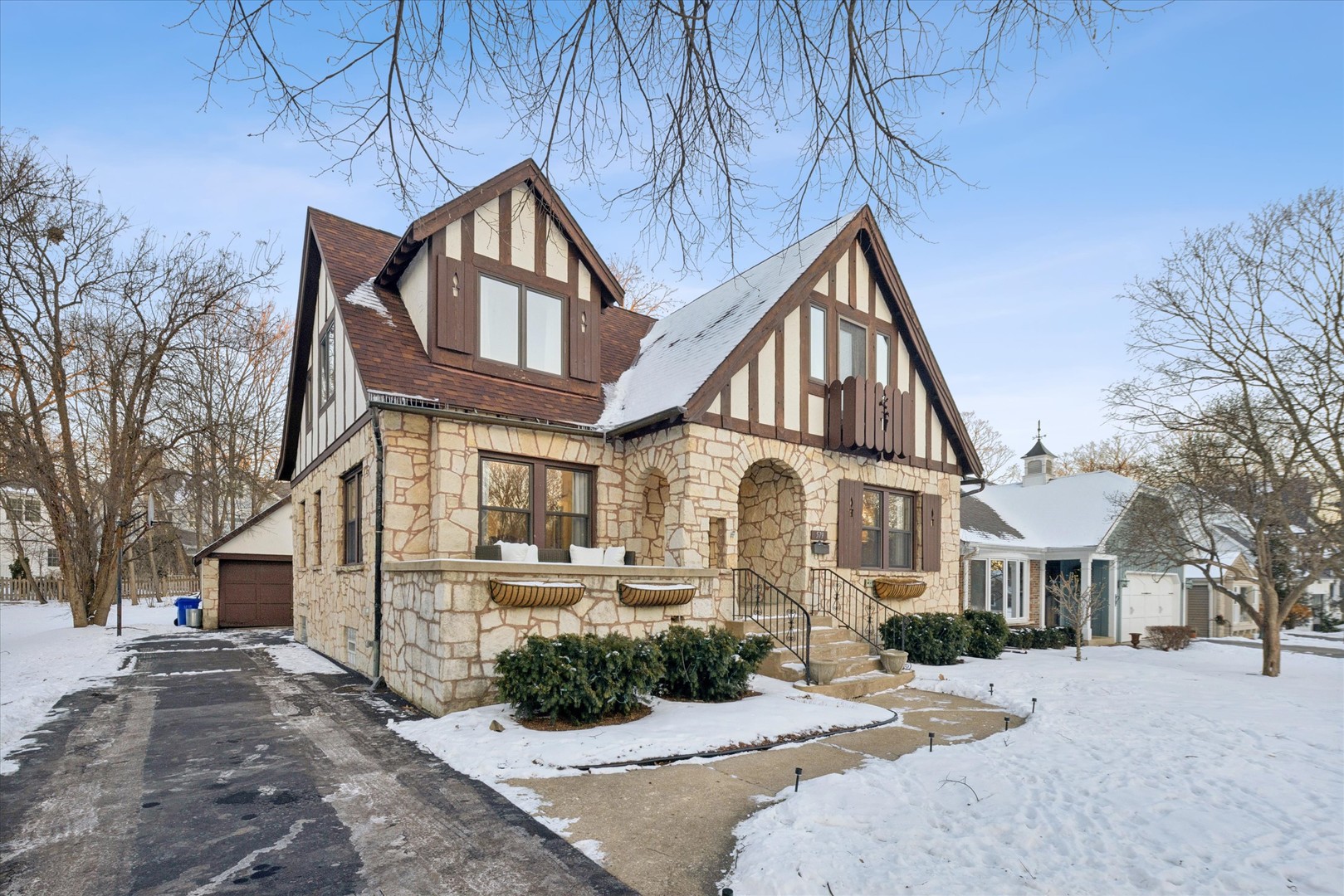 579 Lee Street, Glen Ellyn, IL 60137