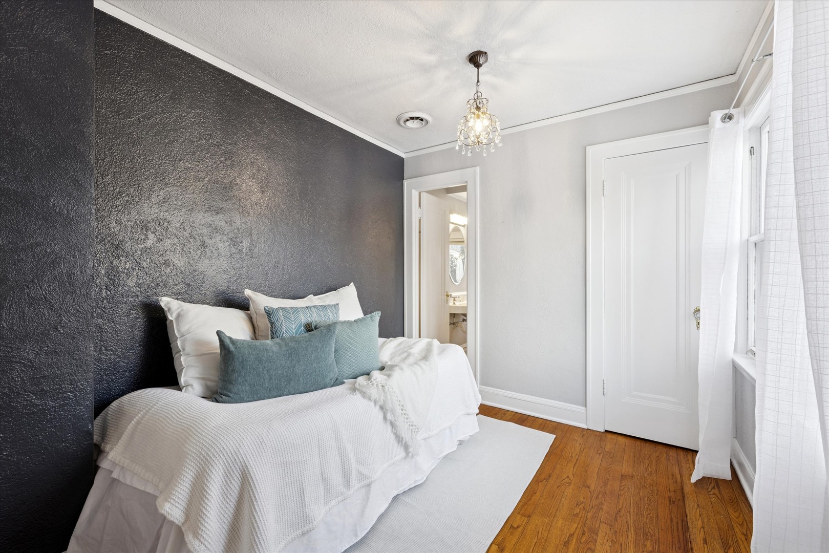 579 Lee Street, Glen Ellyn, IL 60137