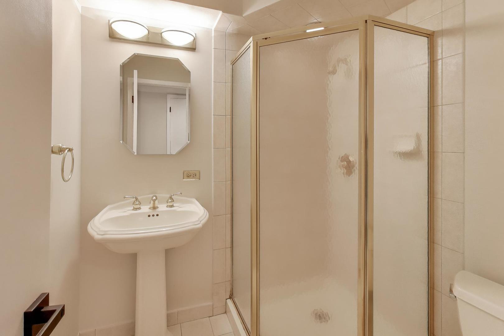 28 Muirwood Drive, Glen Ellyn, IL 60137