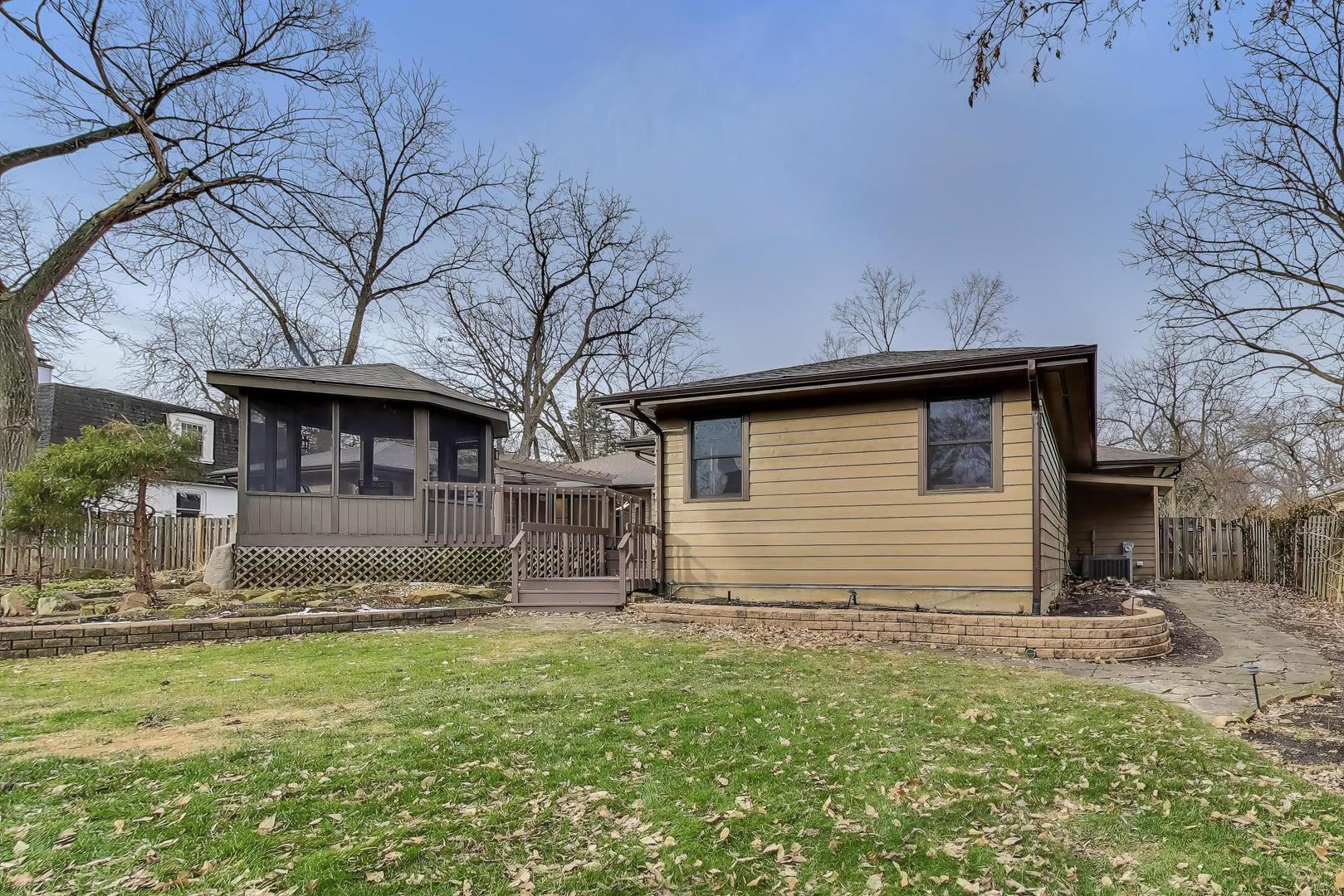 28 Muirwood Drive, Glen Ellyn, IL 60137