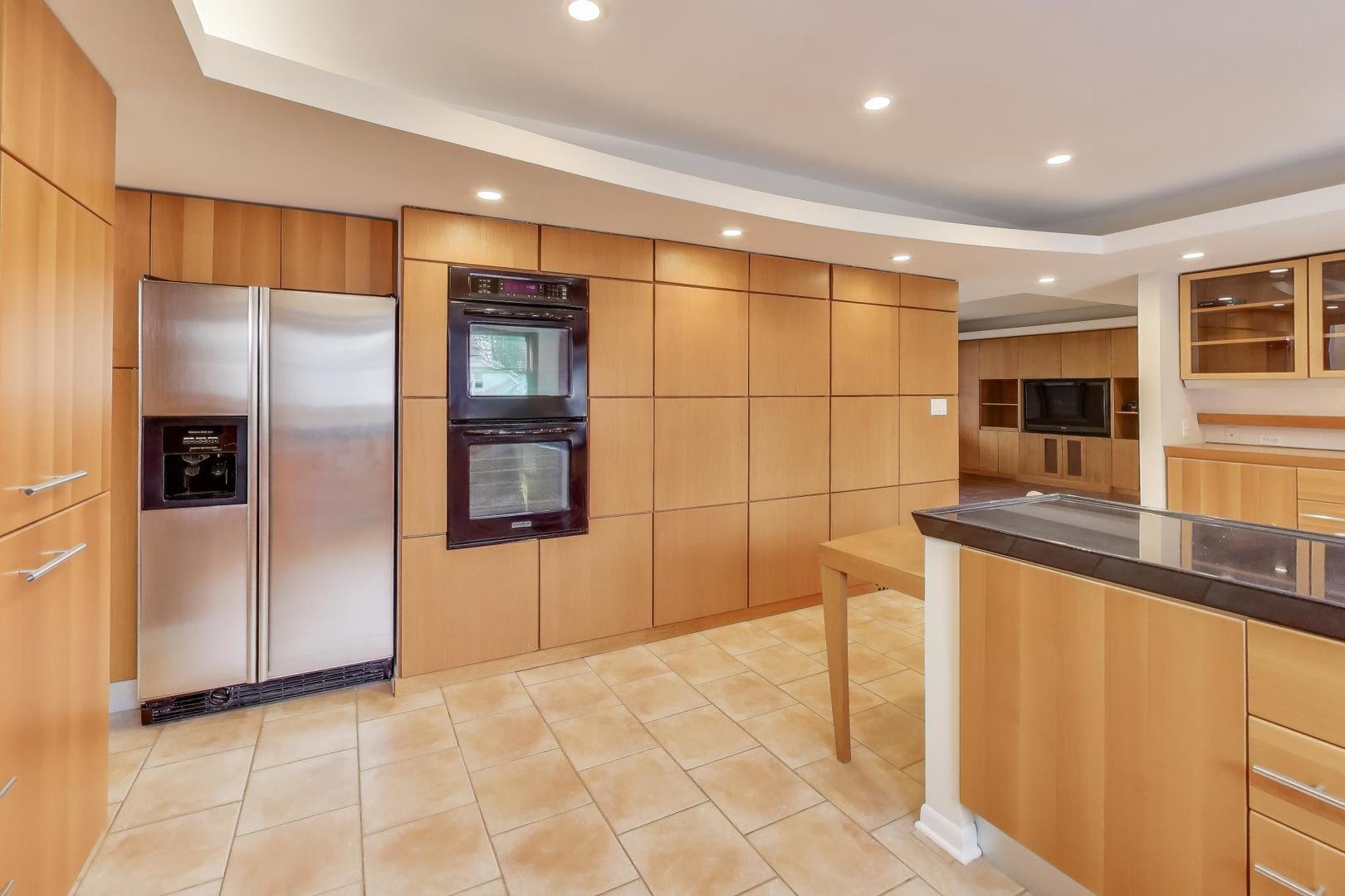 28 Muirwood Drive, Glen Ellyn, IL 60137