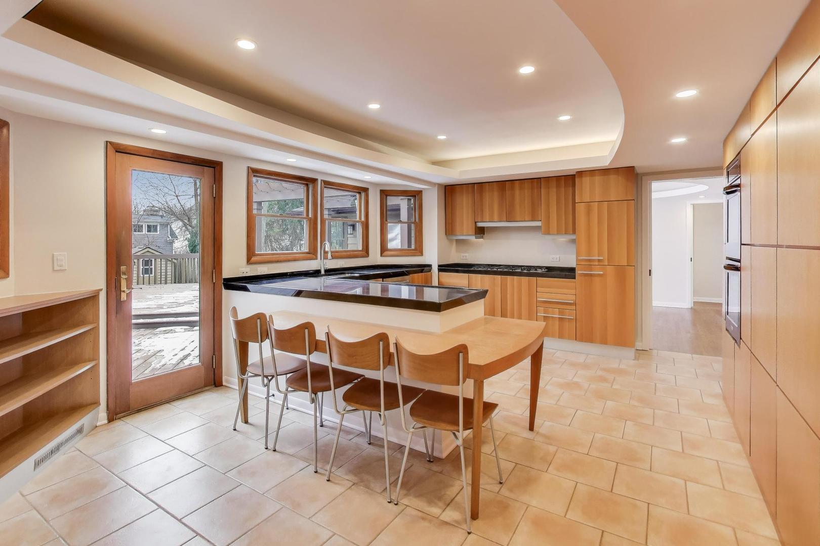 28 Muirwood Drive, Glen Ellyn, IL 60137