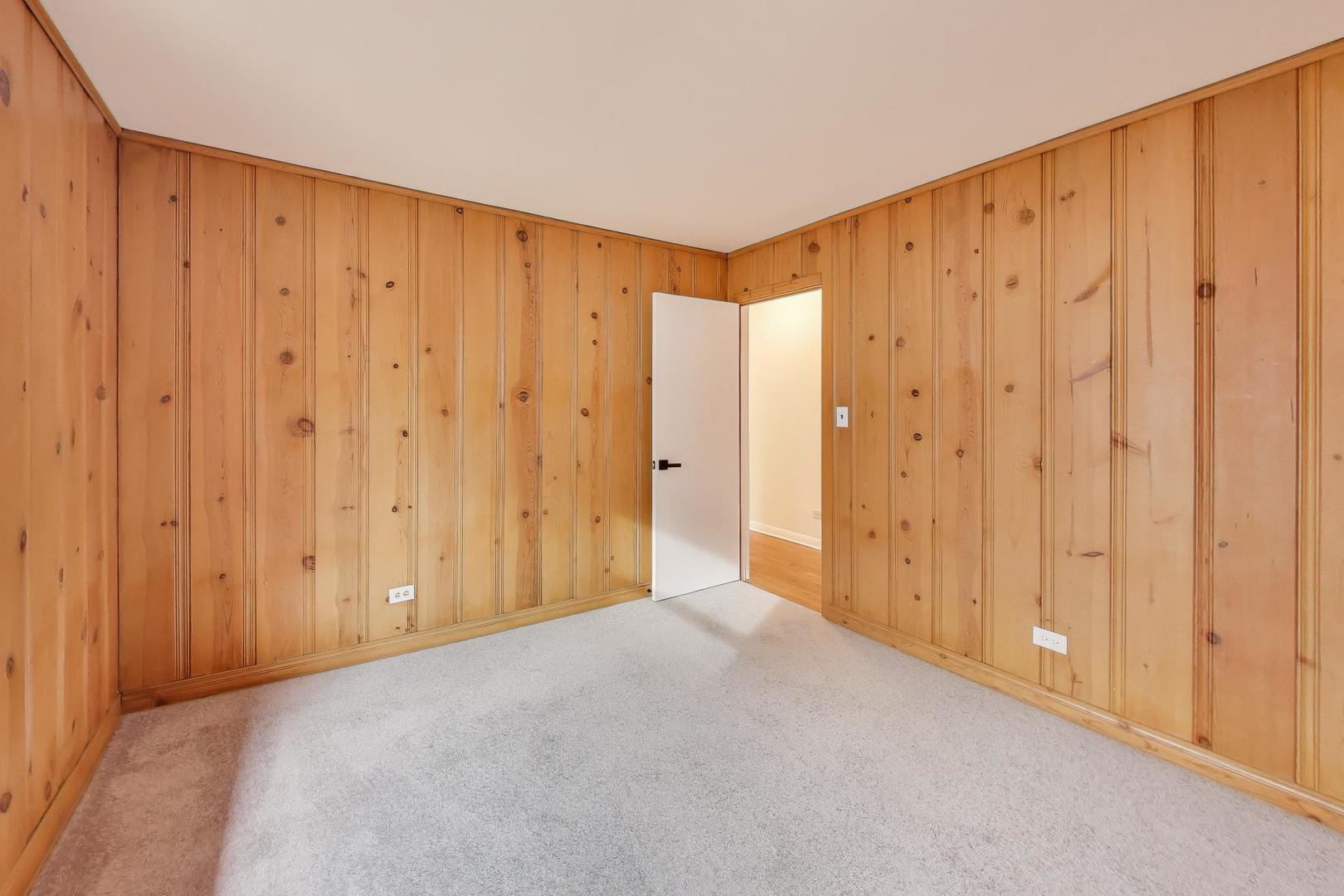 28 Muirwood Drive, Glen Ellyn, IL 60137