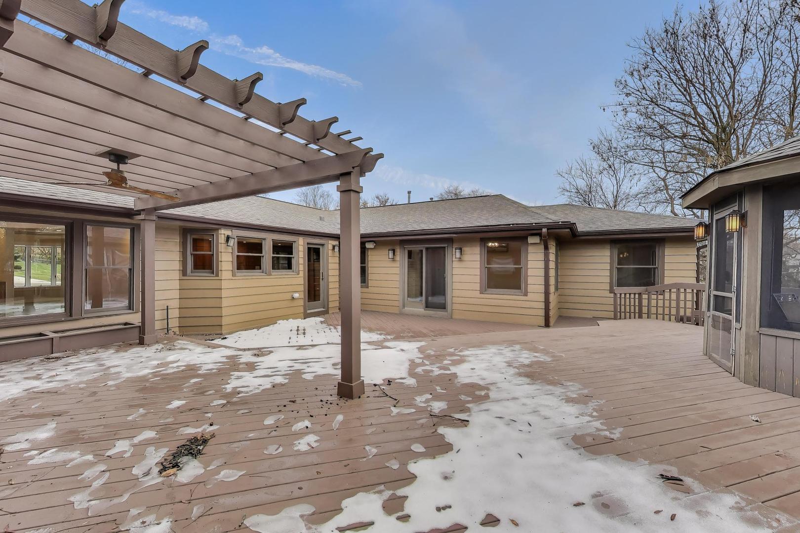 28 Muirwood Drive, Glen Ellyn, IL 60137