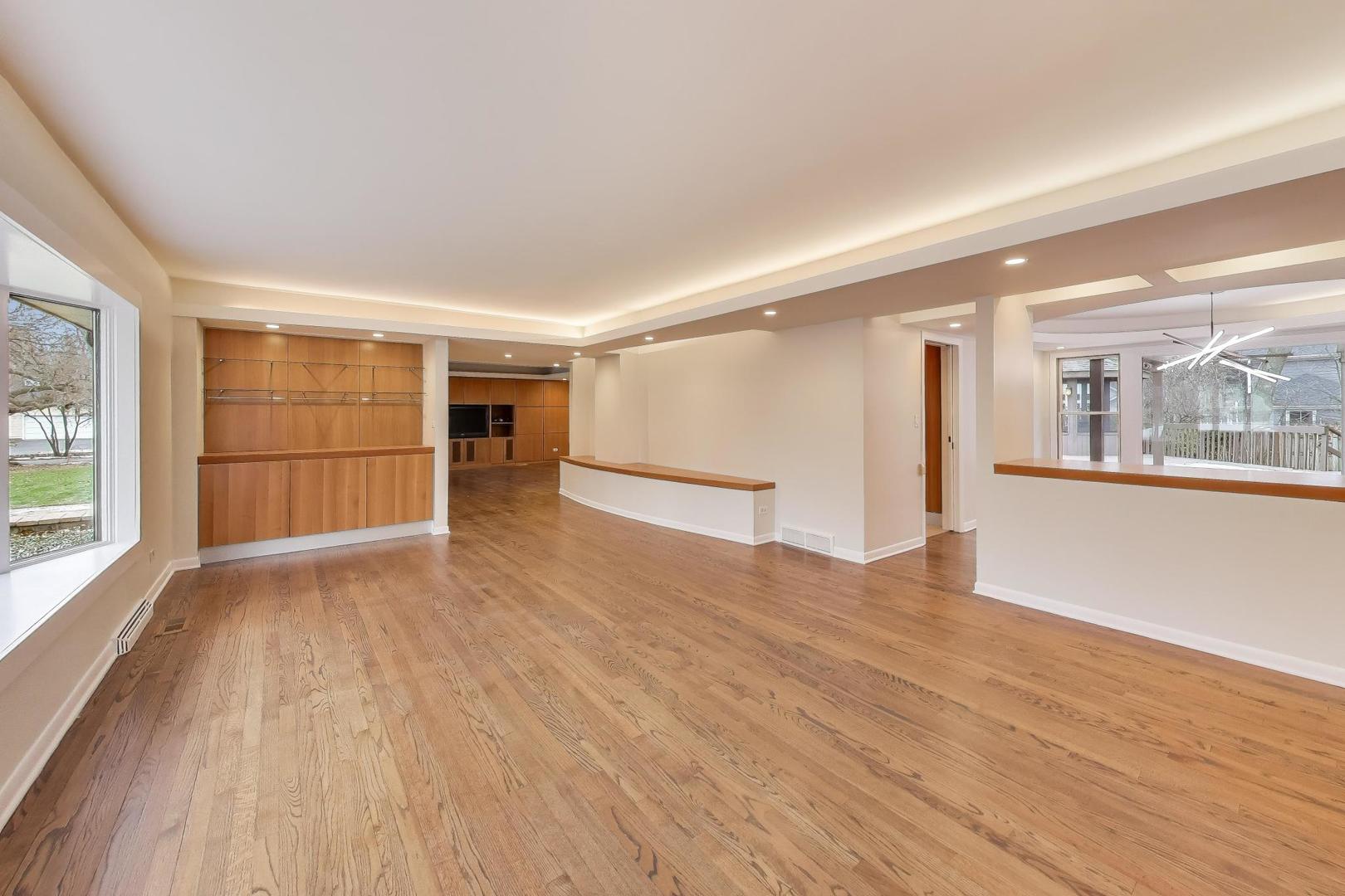 28 Muirwood Drive, Glen Ellyn, IL 60137