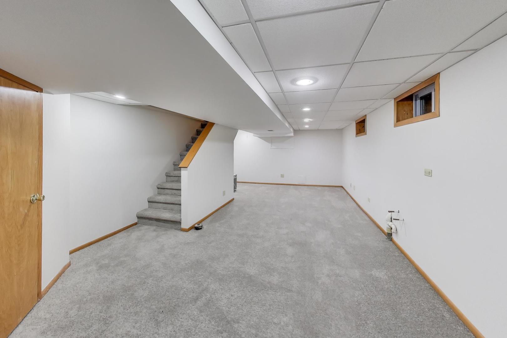 28 Muirwood Drive, Glen Ellyn, IL 60137