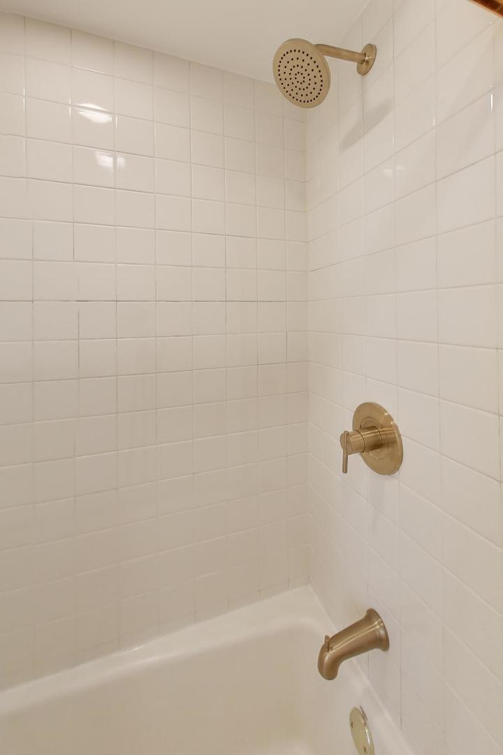 28 Muirwood Drive, Glen Ellyn, IL 60137