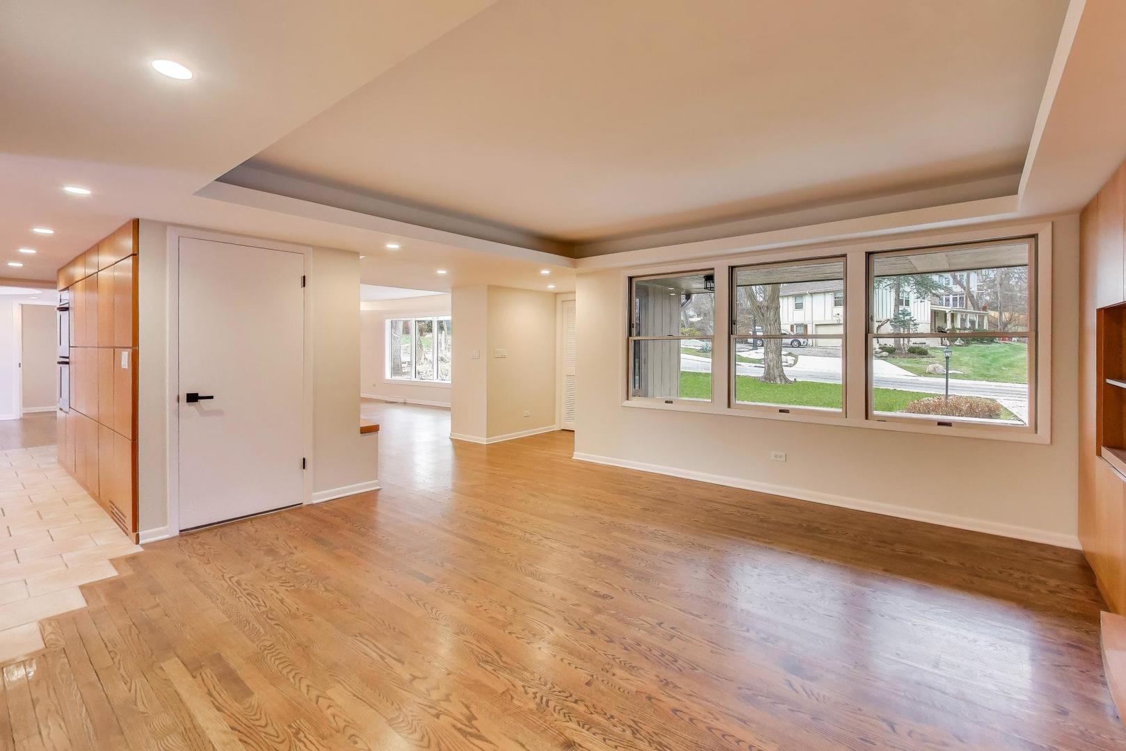 28 Muirwood Drive, Glen Ellyn, IL 60137