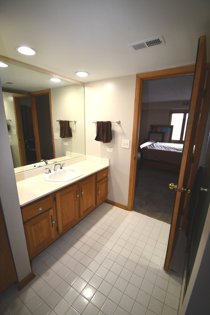 1S045 Spring Road #H2, Oakbrook Terrace, IL 60181