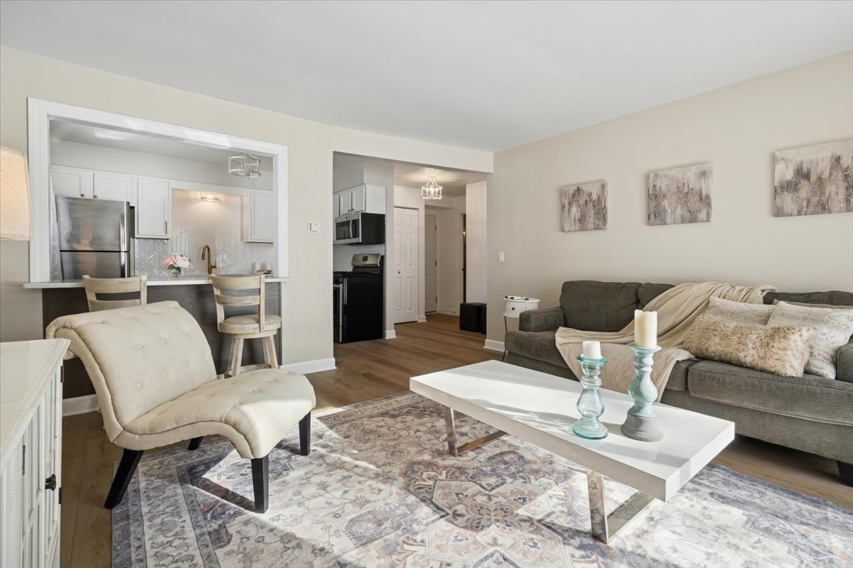 501 Carlysle Drive #7, Clarendon Hills, IL 60514