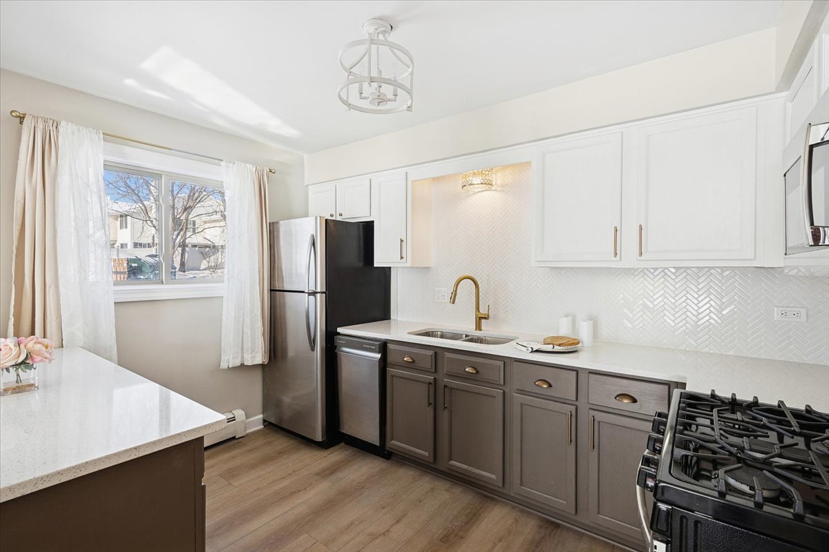 501 Carlysle Drive #7, Clarendon Hills, IL 60514