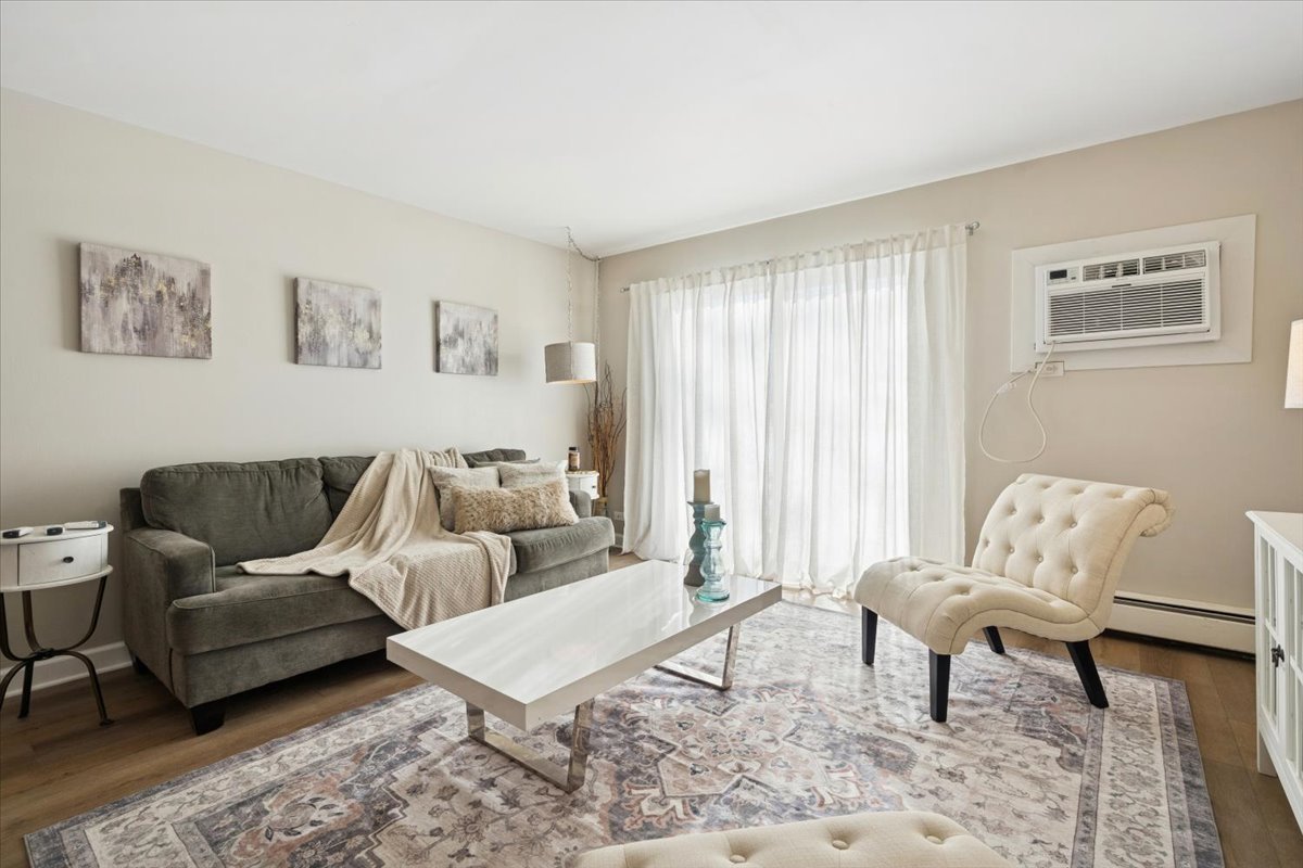 501 Carlysle Drive #7, Clarendon Hills, IL 60514