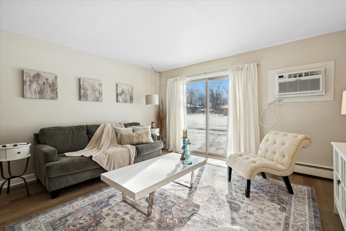 501 Carlysle Drive #7, Clarendon Hills, IL 60514